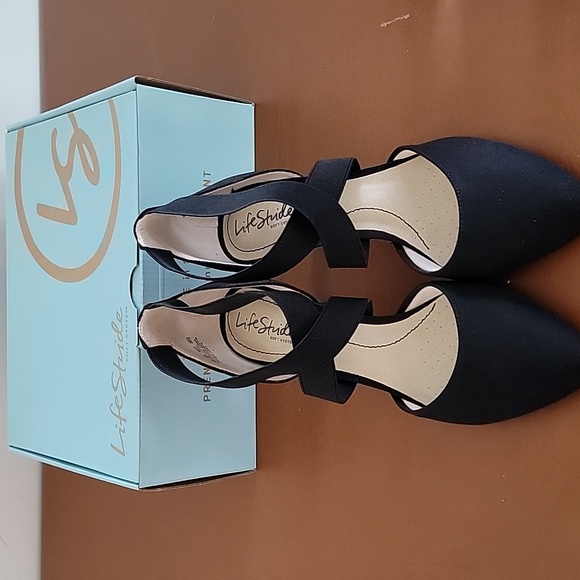 Woman's Life Stride Black Heels - Picture 2 of 10